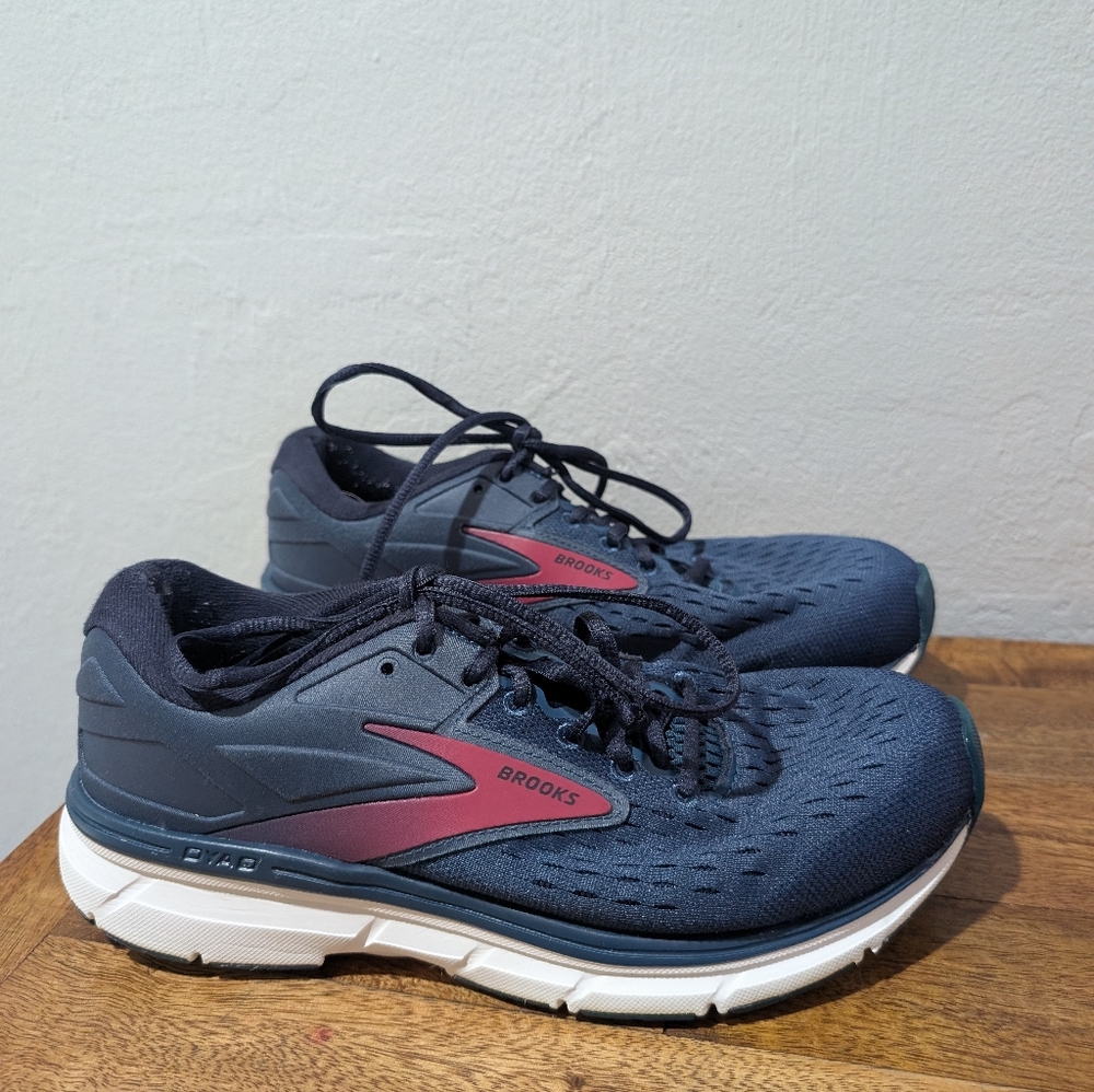 Brooks Dyad 11 1203121B490 Navy Beetroot Walking Running Shoes‎ Women's Size 8 W